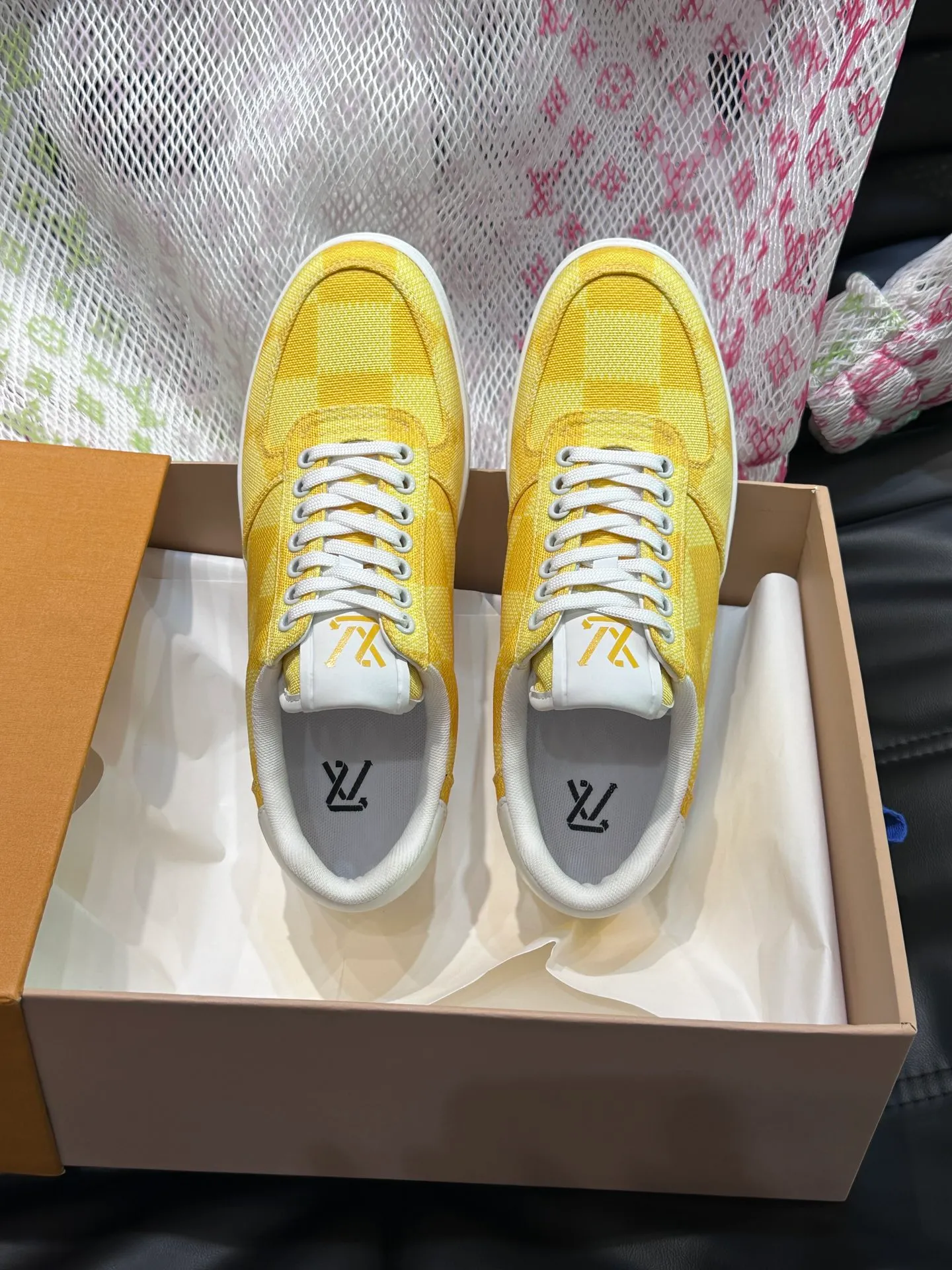 Men's Men's Shoes 💰p420 "*OUIS *UITTO*" Rivoli men's low-top casual sneakers, the classic checkerboard pattern will never go out of style. This Rivoli environmentally friendly sneaker is made of 90% sustainable materials. It is recycled polyester fiber with the iconic Damier jacquard, and the outsole is shaped with recycled polyurethane. An upcycled LV logo perches on the tongue, while Louis Vuitton logos appear on the sides and rear. Comfortable and durable, versatile style, can be worn in all seasons, simple and fashionable item! Size: 38-44 (45 customized)